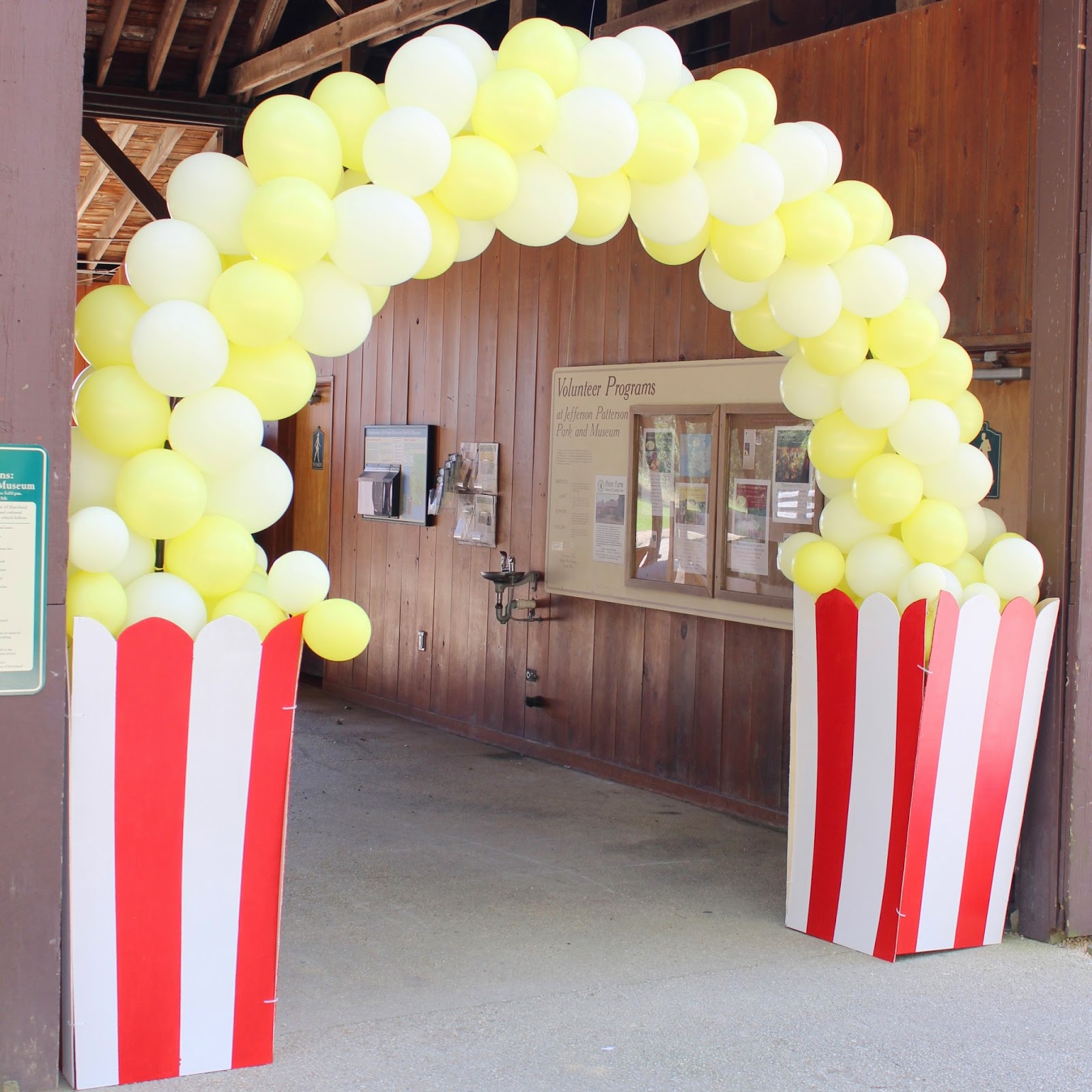 Balloon Popcorn Arch - and many other circus party ideas!